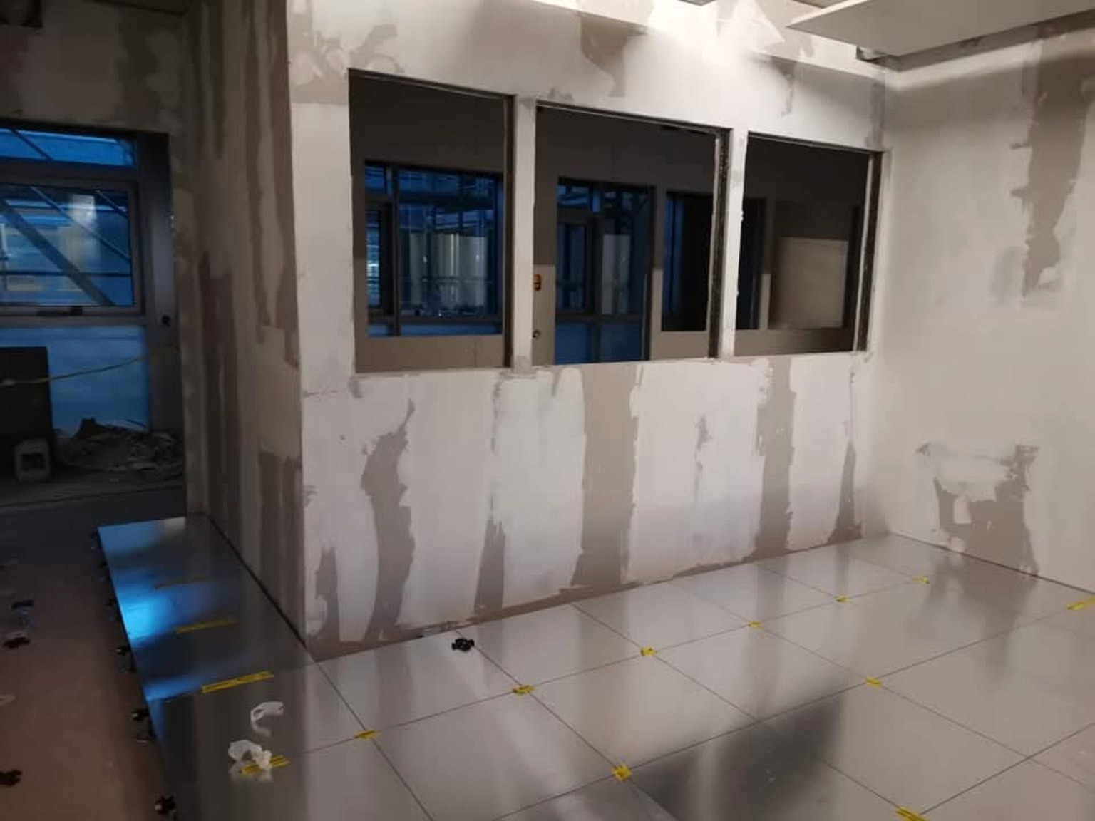 Cloisons en plaques de plâtre sur un chantier intérieur