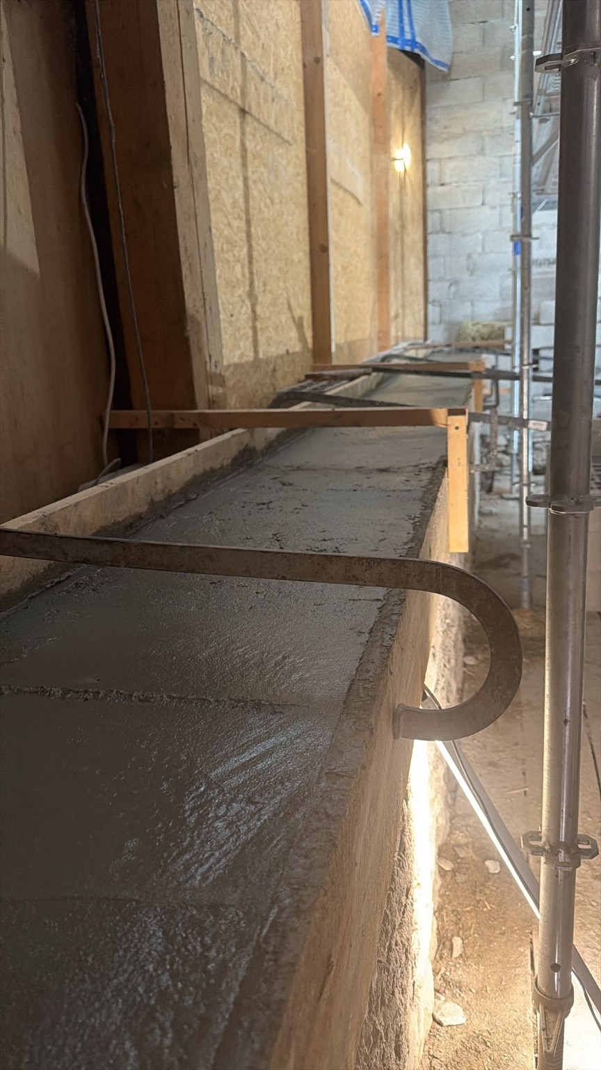 Bétonnage du chaînage coulé dans le coffrage