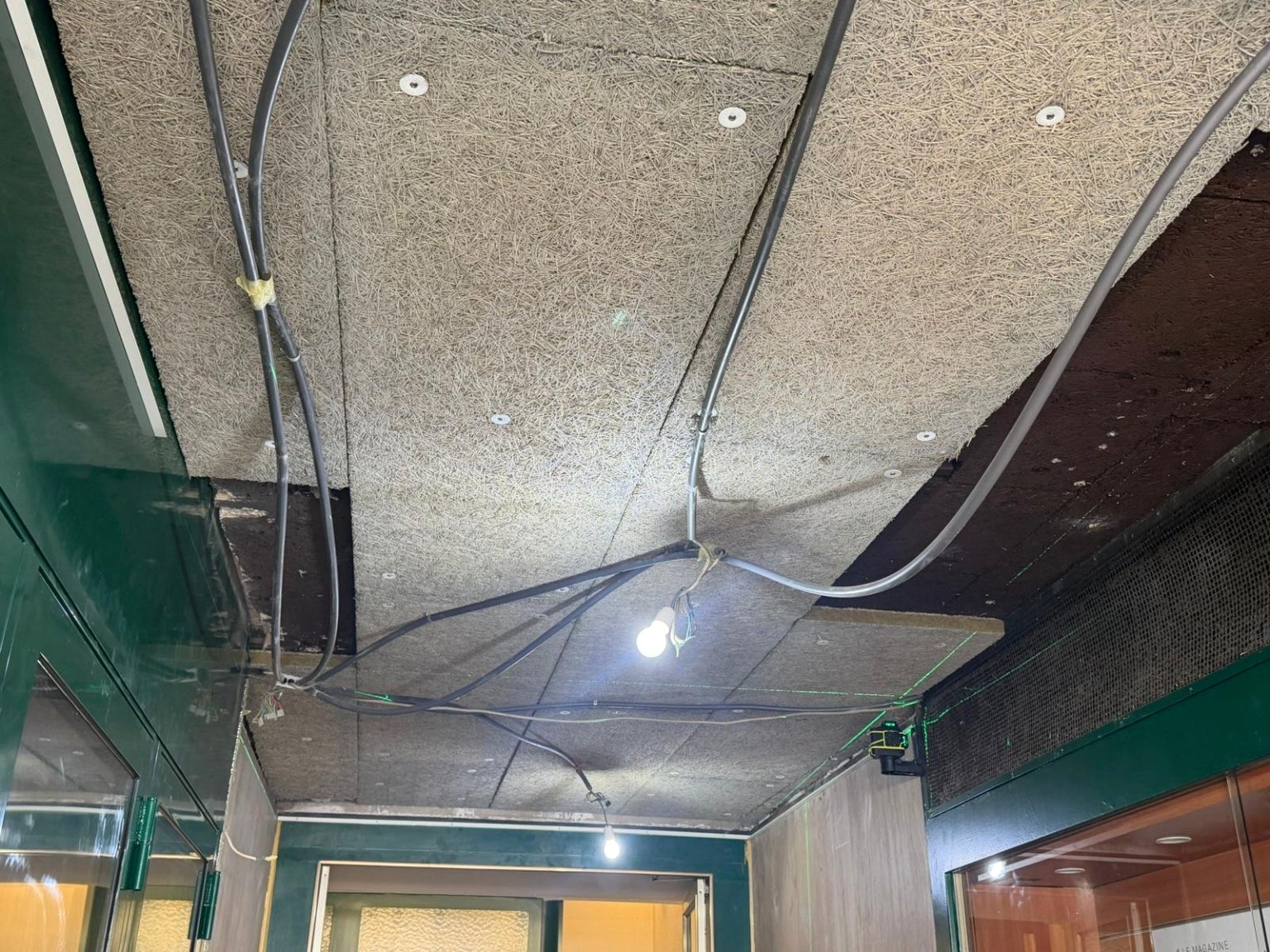 Plafond existant et éléments techniques avant transformation