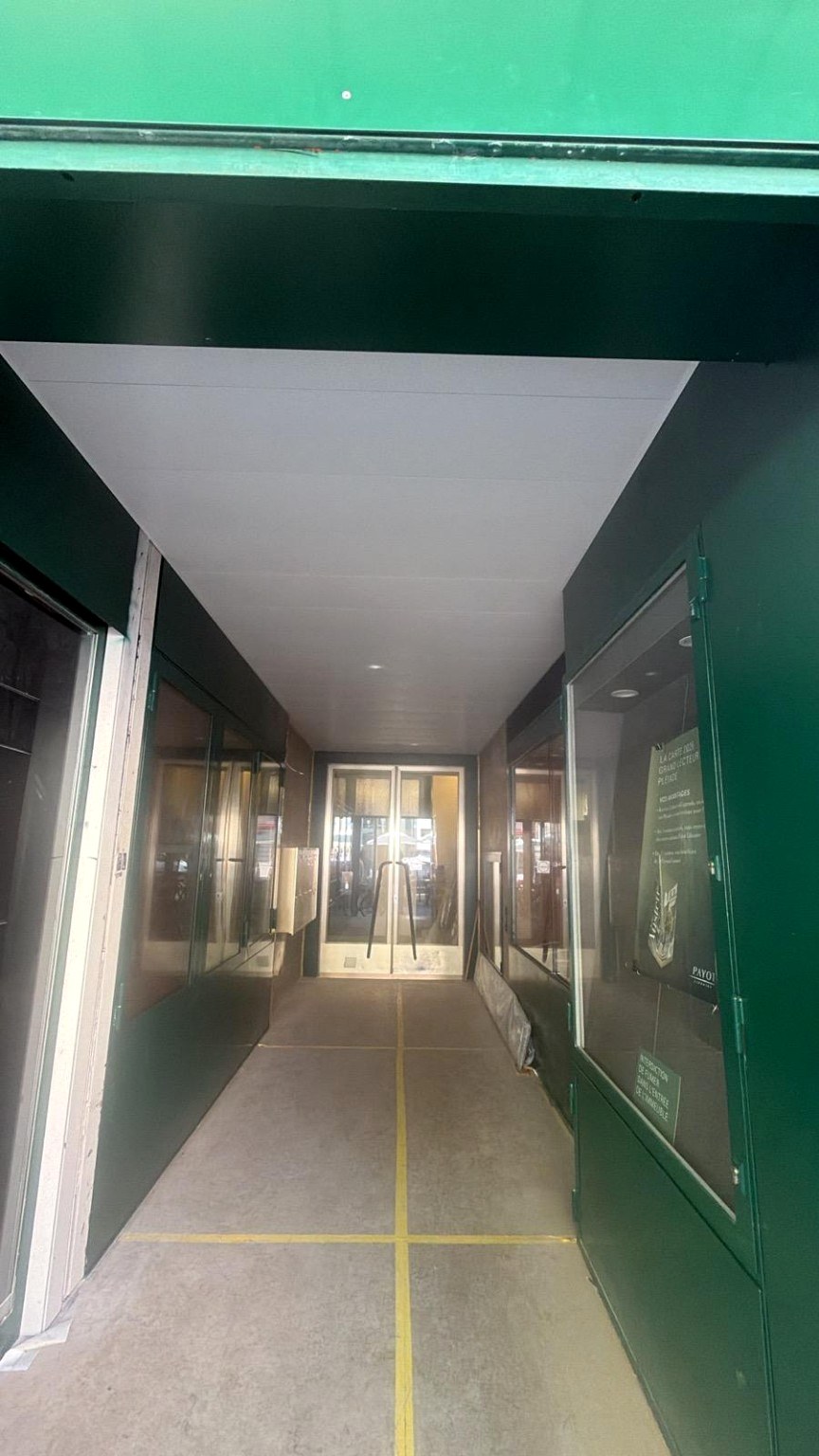 Faux plafond terminé dans un passage commercial