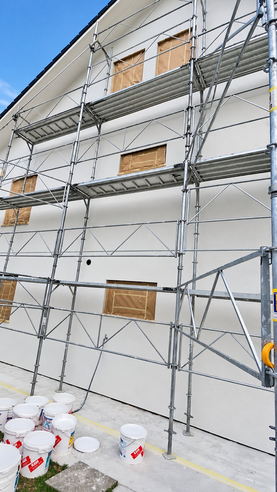 Façade complète sur échafaudage lors des travaux de crépi