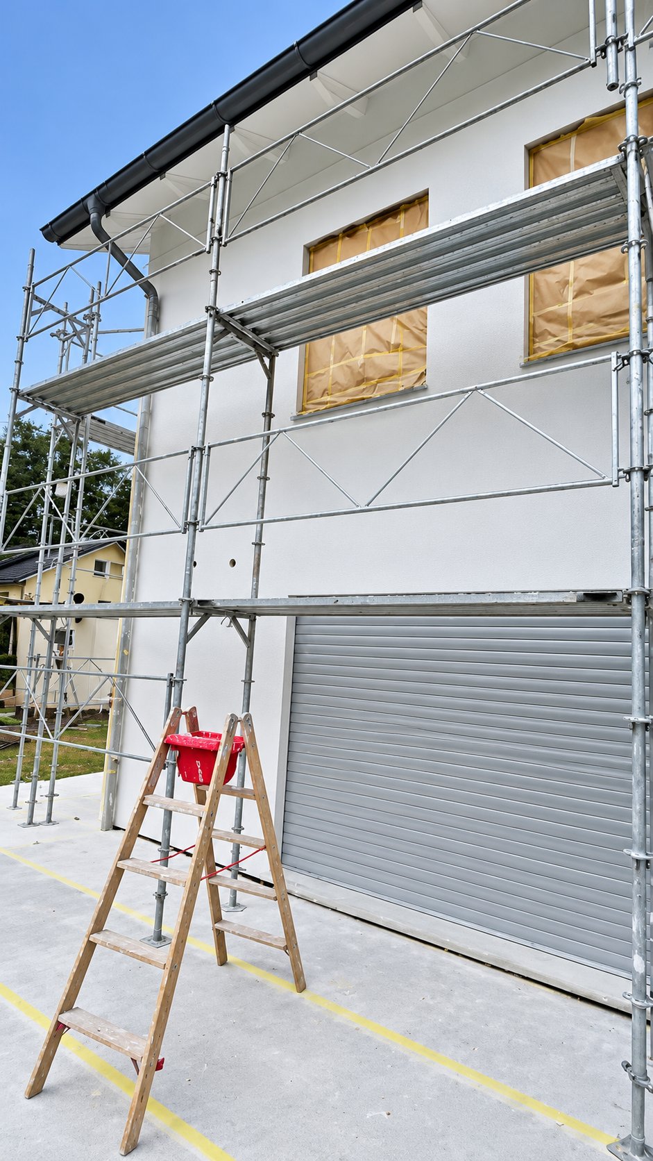 Façade rénovée avec échafaudage, vue depuis la cour avec échelle