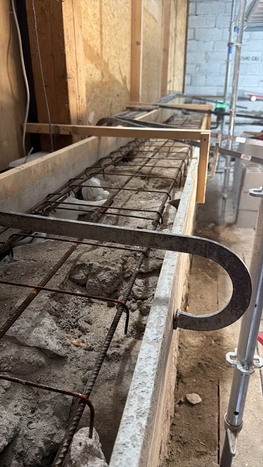 Armatures et coffrage du mur avant coulage du béton